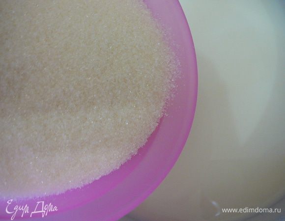 Приготовить начинку.Поставить молоко(400мл!)на огонь,всыпать сахар,нарезанное кусочками сливочное масло,ванильный сахар,довести до кипения.Постоянно помешивая.Манку смешать с оставшимися 100мл.молоко,быстро размешивая,чтоб не было комочков.