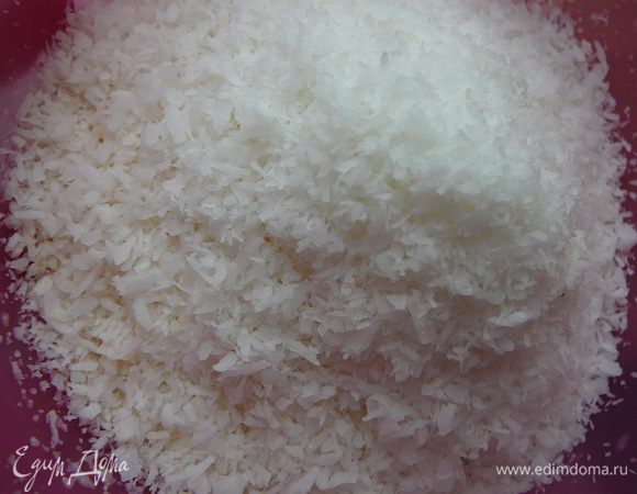 Как только молоко начнет закипать,убавить огонь и переложить в него замоченную в молоке манку,постоянно помешивая варить до готовности,до густой каши.Затем всыпать кокосовую стружку,перемешать и дать крему остыть.