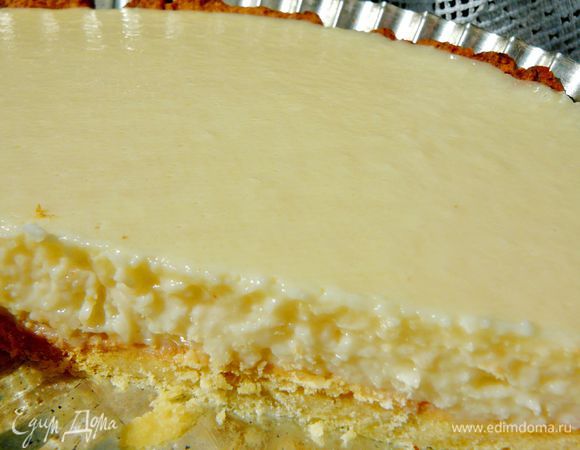 Желатин замочить в холодной воде(3-4ст.ложки).В другой емкости,разогреть сливки,переложить в сливки манный крем,добавив цедру лайма(лимона),довести до кипения.Тем временем растопить желатин на медленном огне.Перелить крем в блендер,постоянно взбивая влить тонкой струйкой горячий,растопленный желатин.Вылить крем на остывший корж,поставить в холодильник на 3-4 часа,или ночь.