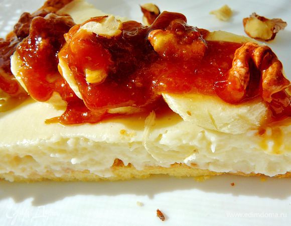 Перед самой подачей приготовить карамель,для этого заранее почистить(если это требуется)грецкие орехи,порезать банан.В сотейник насыпать сахар и поставить на медленный огонь,как только края начнут плавится и темнеть,добавить сливочное масло и периодически помешивая дать сахару растопиться полностью.Кинуть в карамель орехи.Уложить на кусочек пирога нарезанные кружочками бананы и полить карамелью в грецкими орехами.Имейте в виду карамель быстро застывает,так что готовить ее надо перед самой подачей,а так же если поливать пирог заранее карамелью она начинает таять на пироге. 