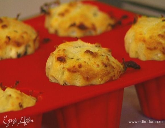 Выложить тесто ложкой на противень, выстеленный бумагой для выпечки, или разложить в силиконовые формочки и выпекать в разогретой духовке 12–15 минут.