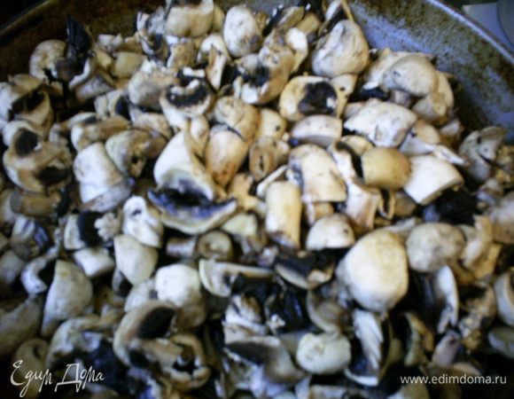 Грибы моем, чистим, режем не очень мелко. Отправляем их на сухую сковороду (большую и глубокую) на средний огонь. Ждем, пока грибы пустят сок.

