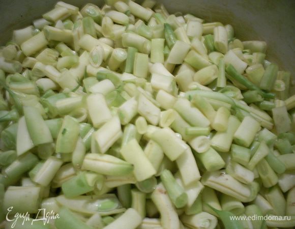 Тем временем моем и режем спаржевую фасоль.