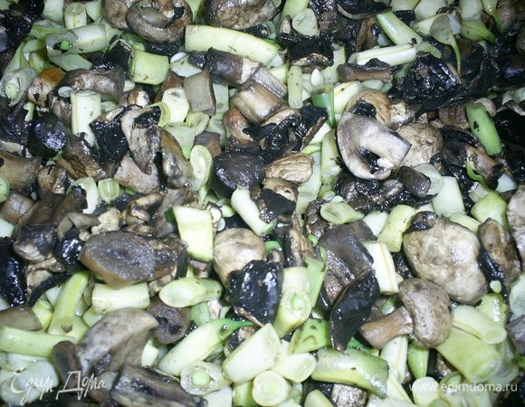 Когда жидкости на сковороде уменьшится наполовину, добавляем спаржу, закрываем крышкой, уменьшаем огонь и тушим 12-15 минут.