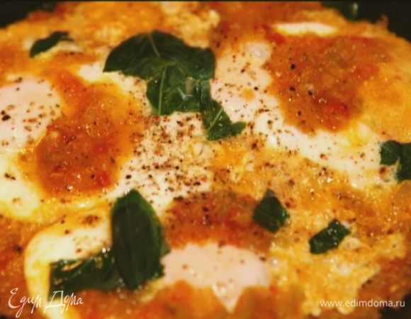 Накрыть сковороду крышкой и подержать 2 минуты на медленном огне.