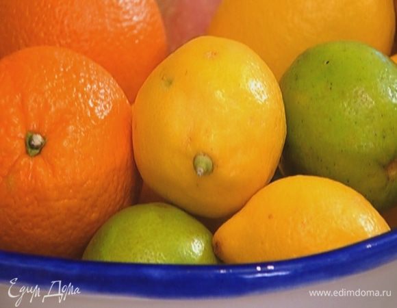 Фрукты очистить от кожуры и разрезать на половинки.