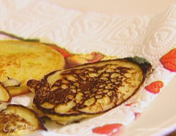 Готовые блины выкладывать на бумажное полотенце, чтобы убрать излишки жира.