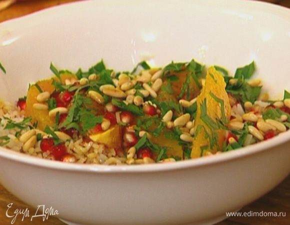 Готовый салат посыпать измельченной петрушкой и кедровыми орехами.