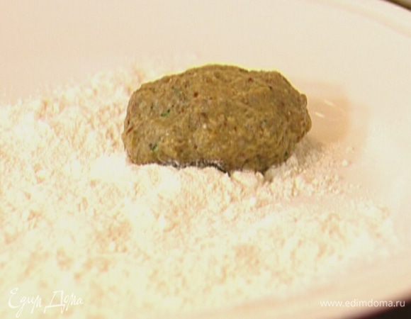 Мокрыми руками сформировать котлетки и обвалять их в муке.