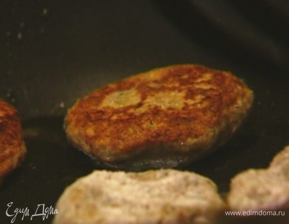 Разогреть в сковороде оставшееся оливковое масло и обжаривать котлетки с каждой стороны по 1 минуте. Затем накрыть крышкой и жарить до готовности.