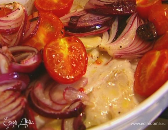 Форму с картофелем вынуть из духовки, выложить сверху филе рыбы, а затем овощной салат. Отправить в духовку еще на 10 минут.