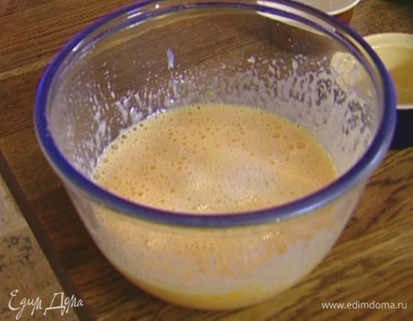 Горячее молоко через сито влить к яичной массе и вымешать.
