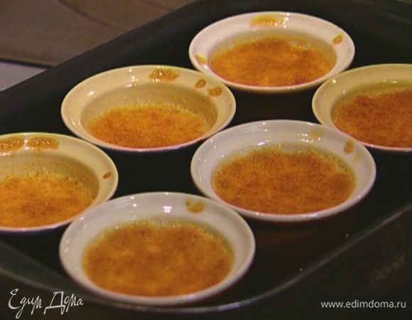 Отправить противень в разогретую духовку на 10 минут, затем понизить температуру до 170°С и запекать крем-брюле еще 15 минут.