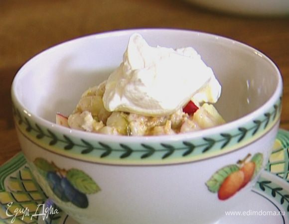 Сливки взбить в крепкую пену и выложить на мюсли.