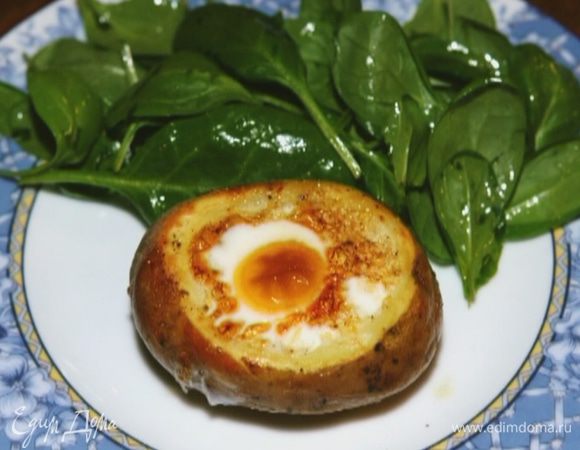 Выложить шпинат на тарелки, рядом поместить запеченный картофель.
