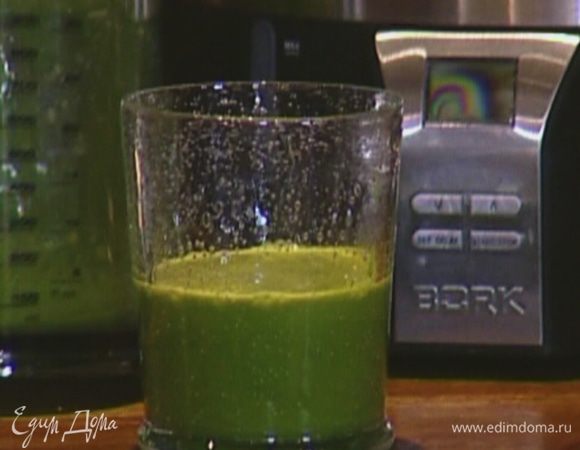 Выжать сок из моркови, яблок и шпината.