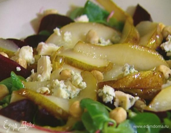 Сверху поместить закарамелизированные груши, оставшийся сыр и орехи. Полить оставшейся заправкой.