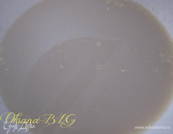 В теплое молоко добавить 2 ст.л. сахара, развести дрожжи.