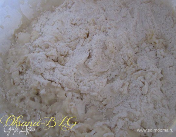 Добавить 500 г муки, перемешать.