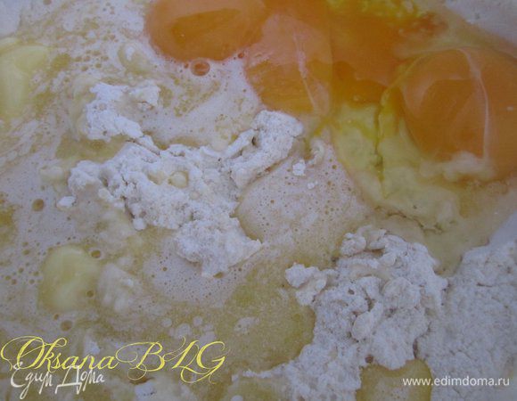 Добавить растопленное мало, 2 желтка, 1 яйцо, щепотку соли.