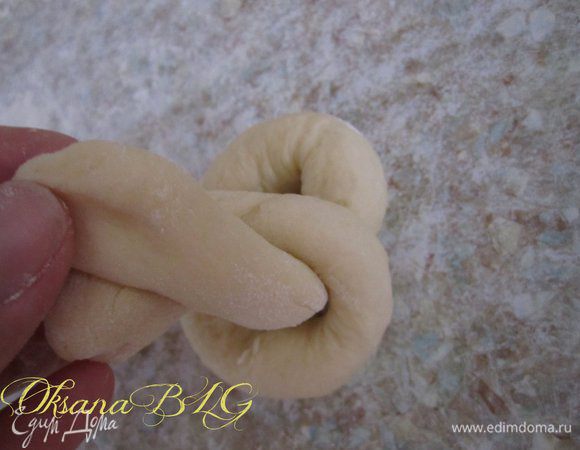 Взять за кончики, скрутить их два раза. 