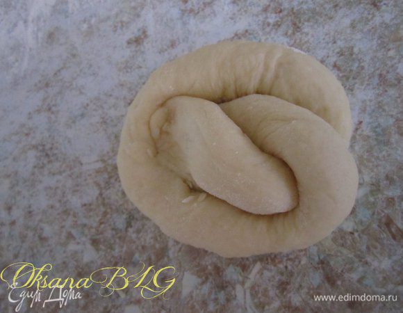 И прижать к серединке кренделька.