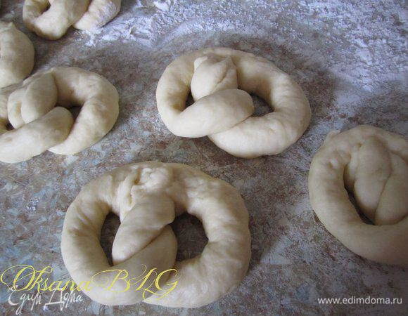 Должны получится вот такие кренделечки. Их можно делать меньше, больше, кто как любит) Крендели оставить подходить на 10-15 минут.