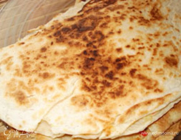 На 1/2 листа лаваша положить начинку, второй половинкой накрыть. Запекать на сухой сковороде по 3-5 минут на каждой стороне. Лучше,если лаваш будет изначально влажным. То же сделать со вторым. Есть можно как горячим, там и холодным. Приятного аппетита.