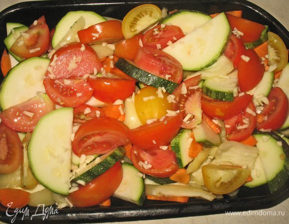 Овощи порезать, посолить, поперчить и полить оливковым маслом. 