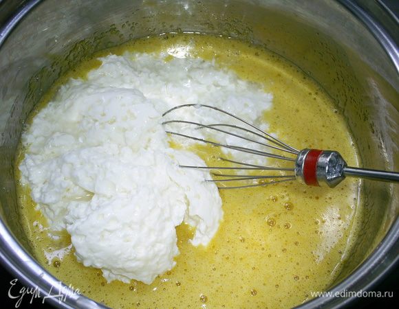 Добавить простоквашу без сыворотки, тщательно перемешать.