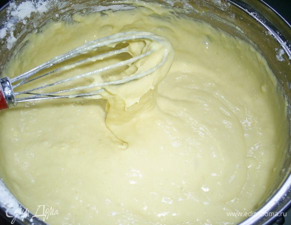 В полученную массу всыпать три столовые ложки муки с большой горкой. Сверху на муку высыпать соду. Перемешать. Тесто должно быть как очень густая сметана, если нет - добавьте ещё муки.