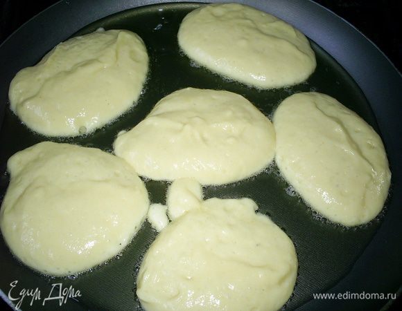 Выкладывать столовой ложкой на сковороду с кипящим растительным маслом.