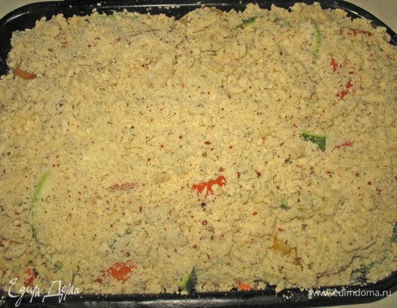 Масло растереть с мукой, приправить солью и специями. Овощи покрыть крошкой (мне показалось что крошки мало). Запекать в духовке 40 минут при температуре 200 градусов. 