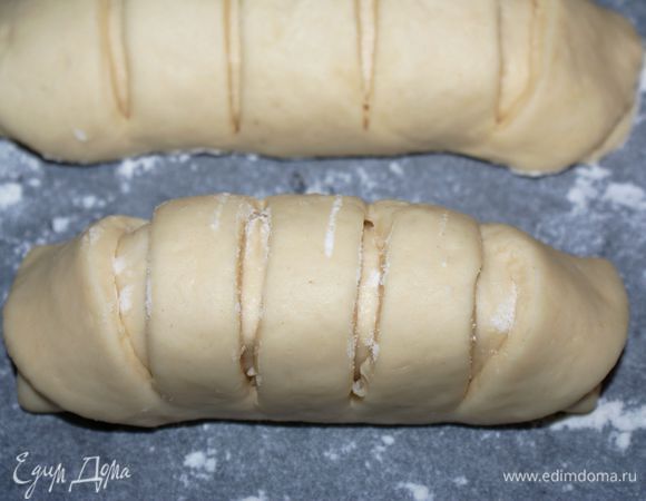 Свернуть лепешки в виде неплотных рулетиков. Противнь застелить пергаментом, смазать его растительным маслом или посыпать мукой, выложить на пергамент рулетики швом вниз и дать расстояться в течение 15 минут.
