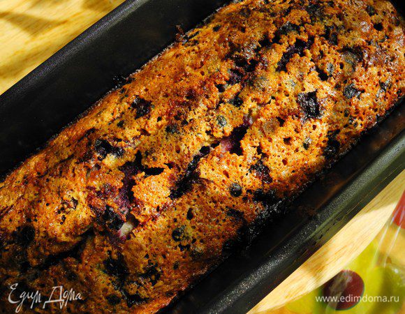 Все перемешала и вылила в форму, смазанную сливочным маслом. Выпекала в духовке, разогретой до 175°C, около 1 часа.