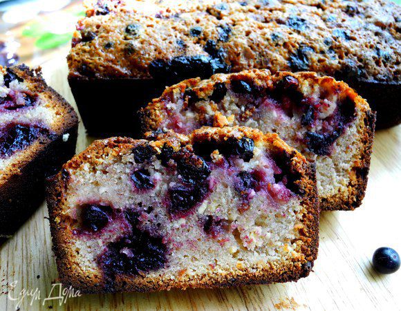 В результате кекс получился не совсем презентабельным внутри — из-за миндаля и смородины он оказался серо-коричневого цвета, но это не помешало ему стать очень-очень вкусным.