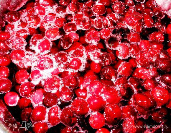 Рецепт передаю в моей вольной интерпретации.
Вишню освободить от косточек, засыпать сахаром, оставить на ночь.
Утром проварить 15 мин на среднем огне, помешивая. Оставить до вечера, затем опять проварить мин 10.
З