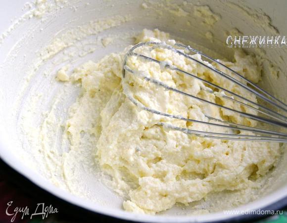 Приготовим тесто. Творог перетираем через сито. Растираем его с сахаром, яйцом, сливочным маслом и ванилином. 