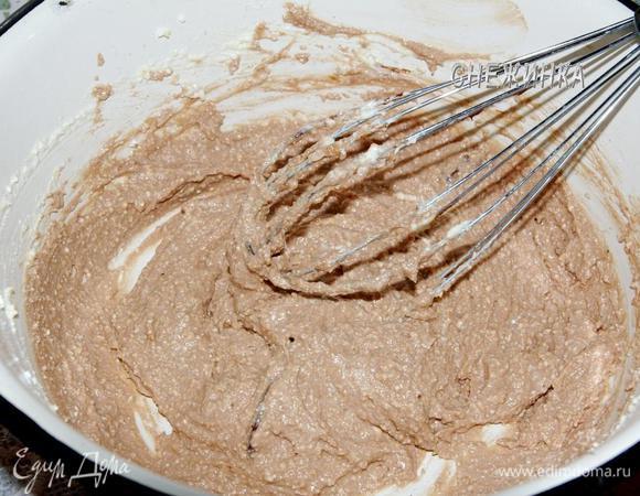 Шоколад растапливаем на водяной бане или в микроволновке. Добавляем к творожной массе, перемешиваем.