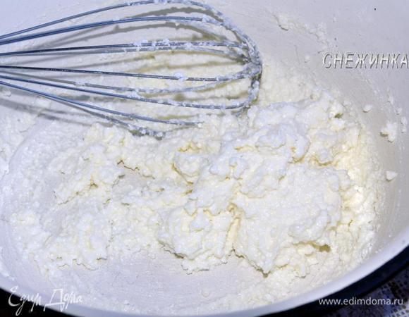 Творог растираем со второй половиной сахарной пудры.