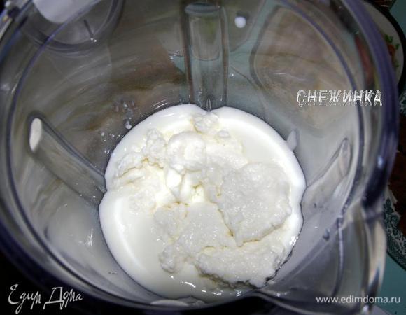 Отправляем к йогурту. Снова взбиваем всё.