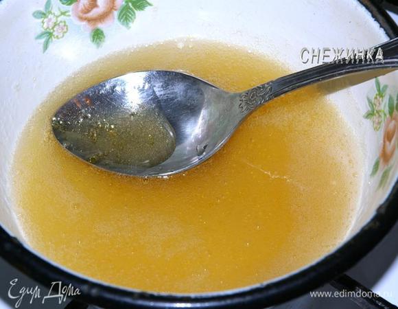 Разбухший желатин ставим на огонь, даем растаять, не доводя до кипения.