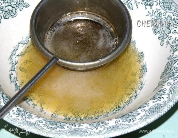 Я на всякий случай еще процеживаю его через мелкое ситечко.