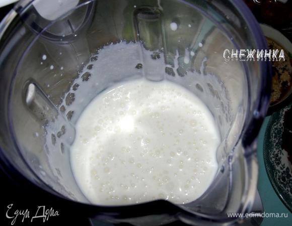 Постоянно взбивая творожно-йогуртовую массу, вливаем потихоньку желатин. Хорошо всё взбиваем.