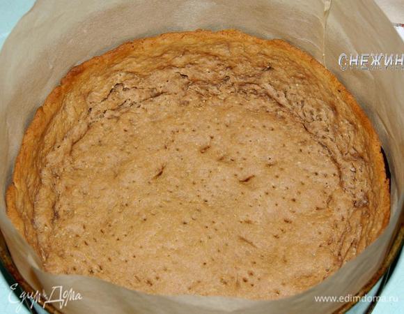 Основу-корж устанавливаем обратно в форму. Для надежности я еще вокруг него выстелила бумагой, но как оказалось, она не пригодилась, суфле абсолютно точно вместилось в корж.