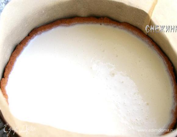 Выливаем в основу суфле. Отправляем всё в холодильник застывать.