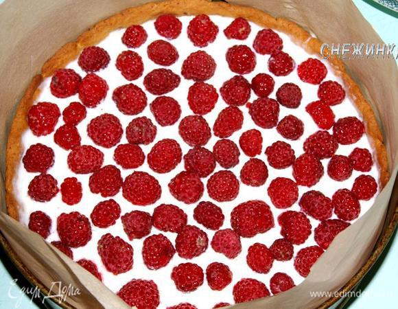 Минут через 15-20, когда суфле начнет схватываться, достаем тарт и вставляем в суфле плотно друг у дружке малину. И снова ставим в холодильник до полного застывания, часа на 2, можно на ночь.