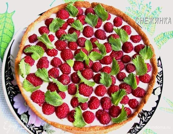 Готовый тарт-суфле вынимаем из формы на блюдо. Украшаем листиками мяты.