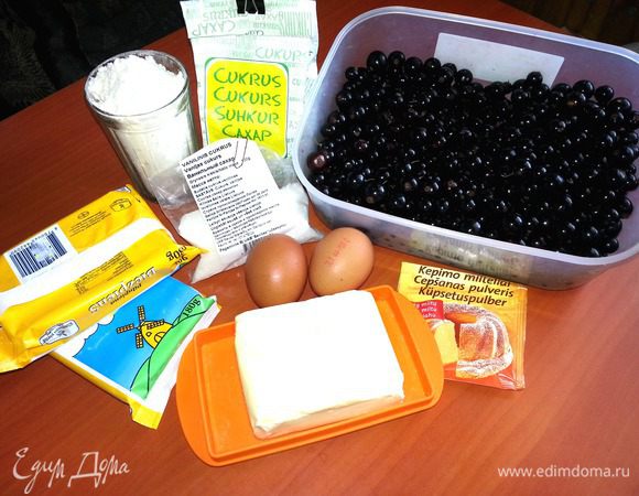 Продукты как для песочного теста+творог и ягоды.