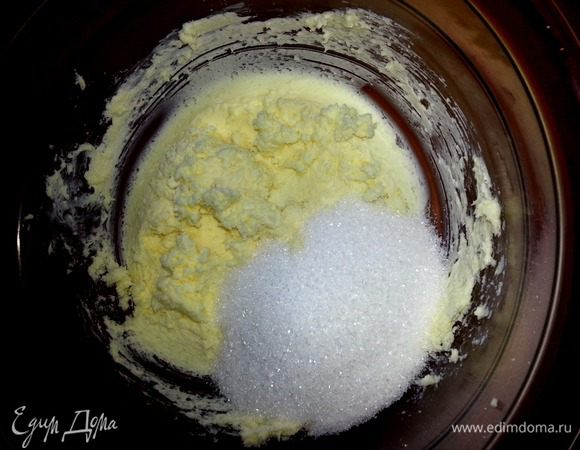 Масло заранее достаём из холодильника, затем растираем с сахаром+ванилью и солью.